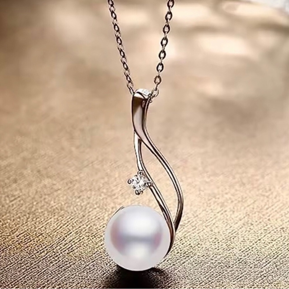 Ladies pearl necklace